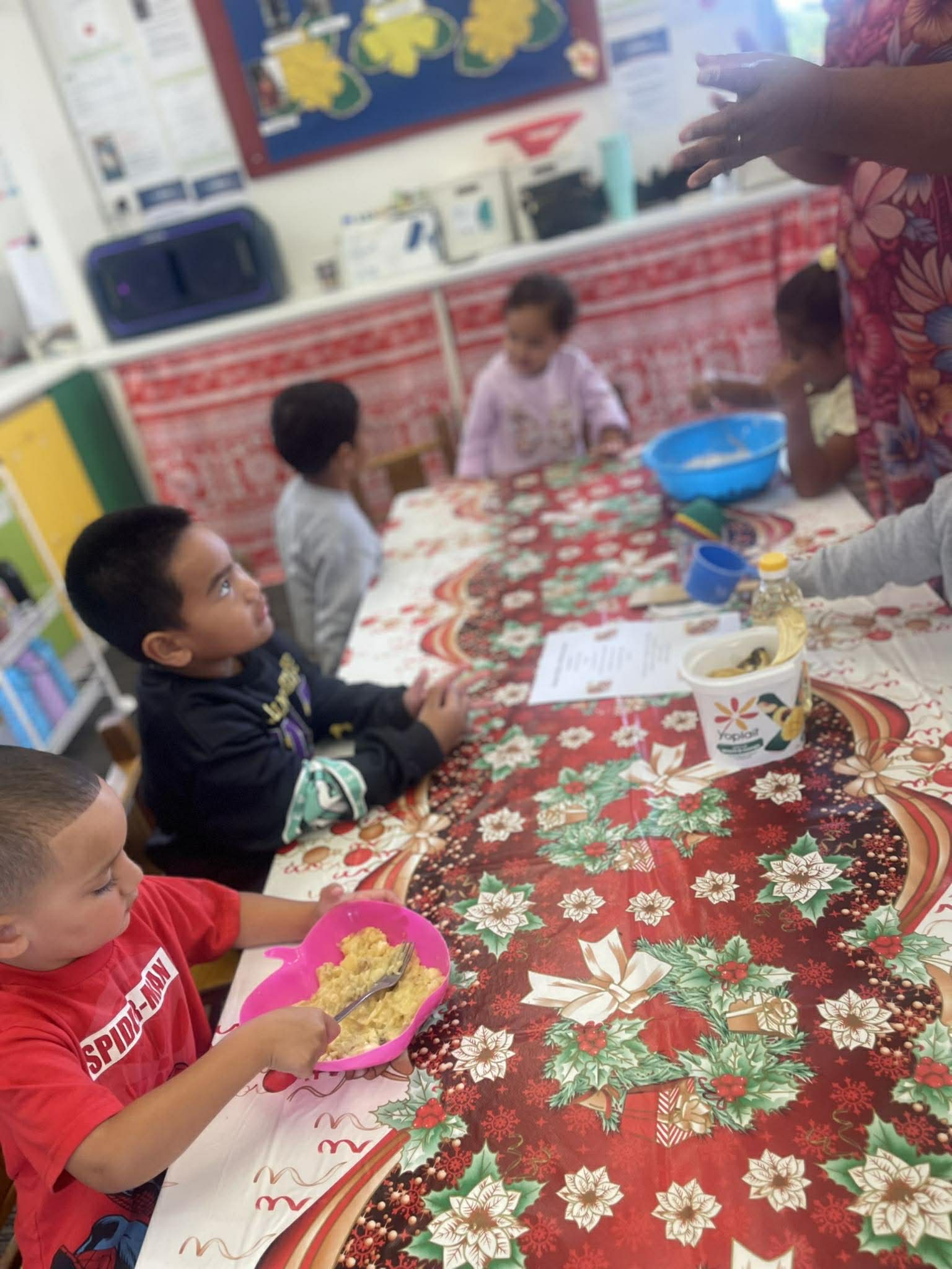 Tamariki baking banana bread at Akaiti Mangarongaro