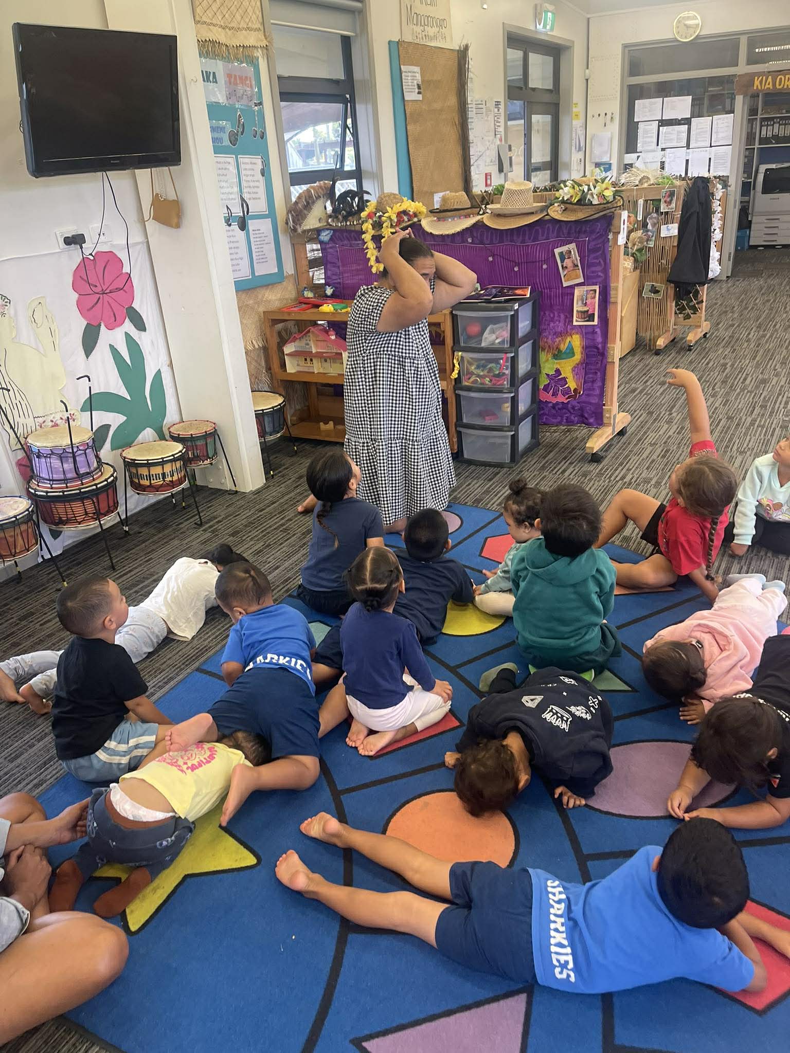 Tamariki in a learning session at Akaiti Mangarongaro